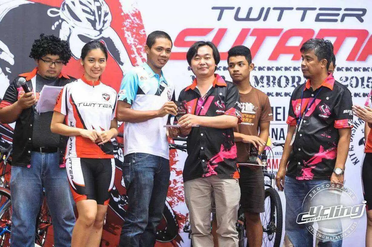 Aero carbon fiber seat post on ultralight road racing bike for improved ae